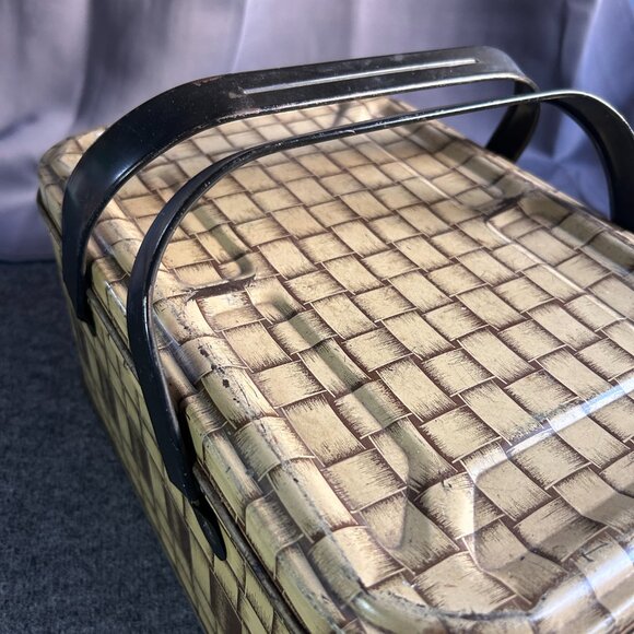 VTG METAL TIN TAN WOVEN WEAVE PATTERN PICNIC BASKET W/ HANDLES 13”x5”x 8.5” - Picture 16 of 16